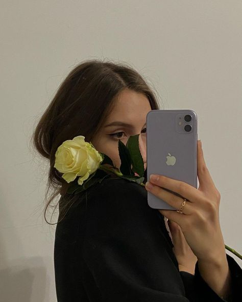 Mirror Selfies Without Showing Face, Mirror Selfies Without Face, Aesthetic Selfie, Minimalist Street Style, Girls Foto, Edgy Aesthetic, Face Aesthetic, Arab Beauty, Edgy Makeup