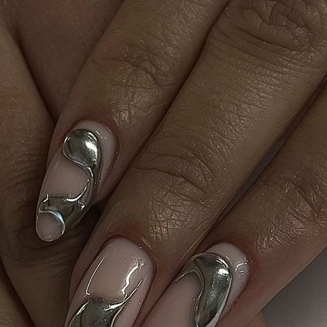 𝕬𝖌𝖆𝖙𝖍𝖊 - NAIL ARTIST & FORMATRICE PARIS on Instagram Molten Silver Nails, Melted Metal Nails, Molten Nails, Molten Metal Nails, Metal Nails, Molten Metal, Melting Metal, Liquid Nails, My Bad