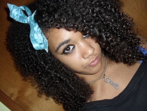 2010 Emo, Curly Scene Hair, Black Scene, Curly Afro Hair, Scene Girl, Dark Skin Beauty, Emo Hair, Scene Girls, Curly Afro