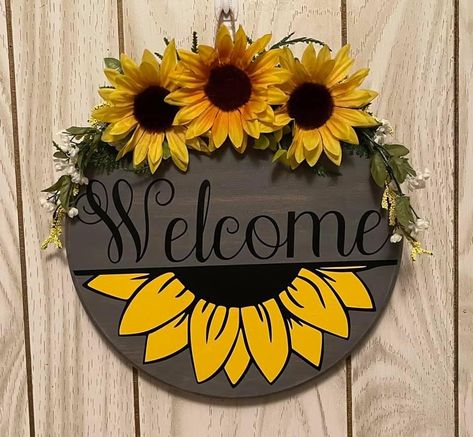 Round Welcome Door Signs Diy, Rustic Welcome Sign, Cute Door Signs Office, Round Mdf Board Painting Ideas, Sunflower Door Hanger Wooden, Welcome Door Hangers, Sunflower Welcome Sign Diy, Painted Sunflower Door Hanger, Sunflower Door Sign