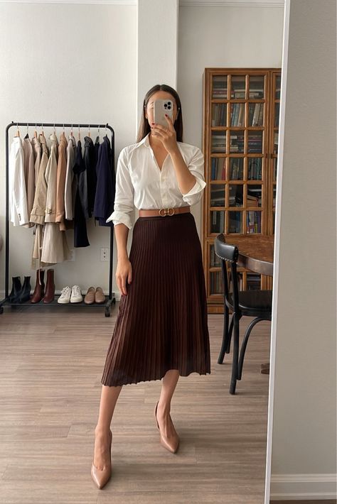 Horsebit Belt, Office Skirt Outfit, Modest Work Outfits, Internship Outfit, Business Casual Skirt, Professional Skirt, Office Fits, Lawyer Outfit, Business Skirt