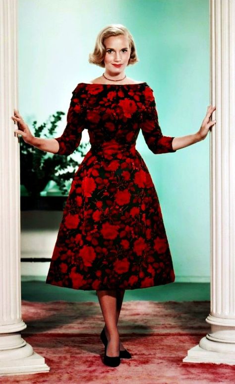 Eva Marie Saint as Eve Kendall in 'North by Northwest', 1959 - Director Alfred Hitchcock had primarily used Edith Head as the costume designer for his films. But for 'North by Northwest', Hitchcock procured costumes from Saville Row & this delightful, red floral print, silk dress worn by Eva Marie Saint in the Chicago sequence of the film. This dress was bought on a shopping spree at Bergdorf Goodman's in New York - Hitchcock Heroines, Eva Marie Saint, Old Hollywood Actresses, North By Northwest, Hollywood Costume, Eva Marie, Cary Grant, Iconic Dresses, Glamorous Dresses