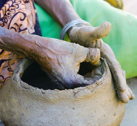 If you have ever wanted to dig your own clay, learn where to find local clay and how to use it in your pottery, including making slips and slip glazes. Handyman Projects, Ancient Pottery, Raku Pottery, Pottery Techniques, Hand Molding, Hand Shapes, Potters Wheel, Pottery Pieces, Paper Clay