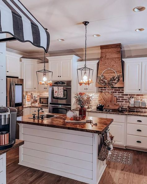 Small Farmhouse Kitchen, Farmhouse Kitchen Inspiration, Rustic Kitchen Island, Farmhouse Kitchen Island, Kitchen Island Decor, Farmhouse Kitchen Design, Unique Kitchen, Kitchen Redo, Decor Minimalist