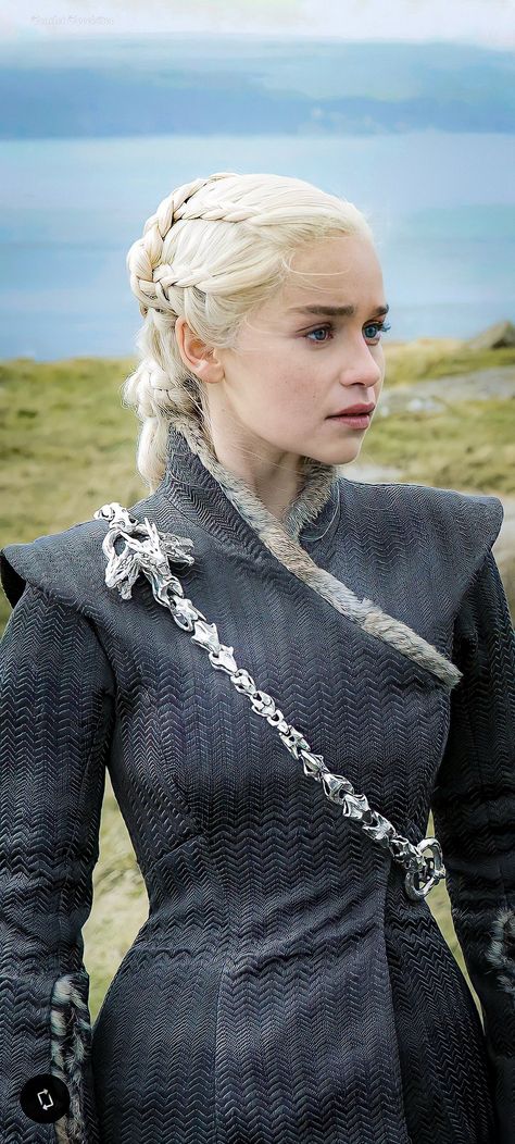 Game Of Thrones Queen, Daenerys Targaryen Dress, Emilia Clarke Daenerys Targaryen, Tony And Pepper, Daenerys Stormborn, Game Of Thrones Poster, Game Of Thrones Costumes, Got Game Of Thrones, Targaryen Aesthetic