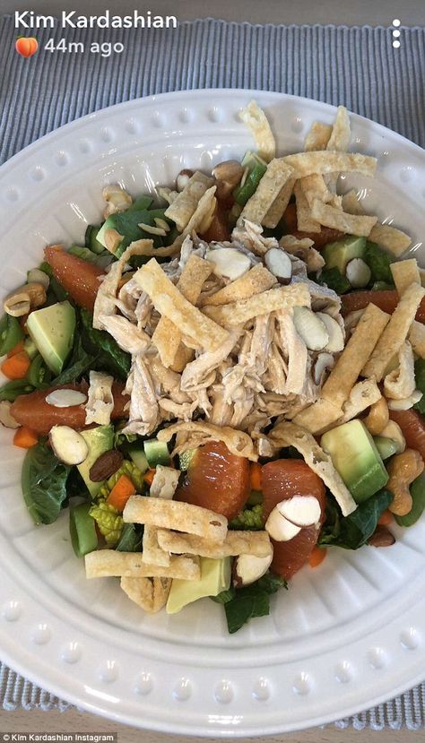 Kardashian Meals, Health Nut Salad, Khloe Kardashian Diet, Kardashian Salads, Kardashian Diet, Celebrity Diets, K Food, Healthy Food Dishes, Healthy Salad