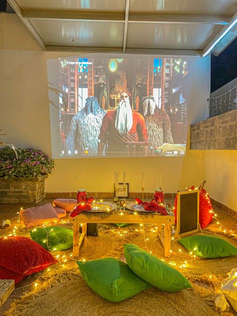 Cine en casa Kids Movie Night Ideas Indoor, Movie Night Ideas Indoor, Movie Night Room, Indoor Movie Night, Birthday Movie Night, Cinema Party, Movie Night For Kids, Hollywood Birthday, Movie Night Birthday Party