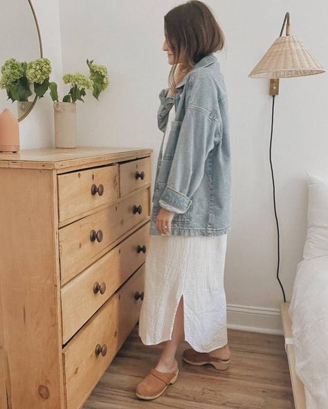 Clog Shoes Outfit, Brown Clogs Outfit, Swedish Clogs Outfit, Platform Clogs Outfit, Clog Outfit, Vintage Clogs, Platform Clogs Shoes, Clogs Outfit, Brown Clogs