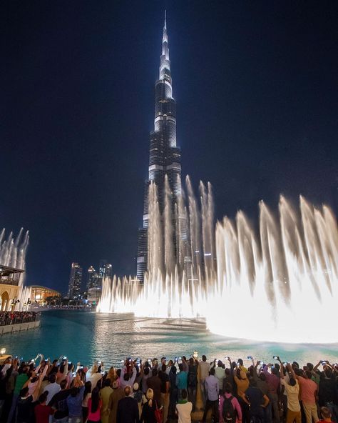 Dubai Fountain Burj Khalifa New Year, Dubai Fountain Show, Dubai Guide, Dubai Burj Khalifa, Water Dance, Dubai Fountain, Dubai Architecture, Dubai Tour, Public Realm