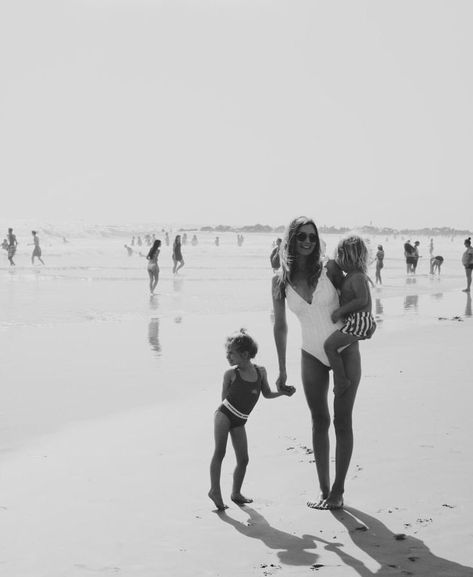 mom and daughters - beach day Future Mom, Mommy Life, Cute Family, Jolie Photo, Family Goals, Future Life, The Hand, Future Baby, Future Kids