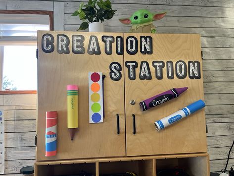 Cute way to decorate your art station, made with DIY 3D art supplies. Diy 3d Art, Class Decor, Class Decoration, Diy 3d, Art Station, School Age, Art Classroom, Classroom Decor, Art School