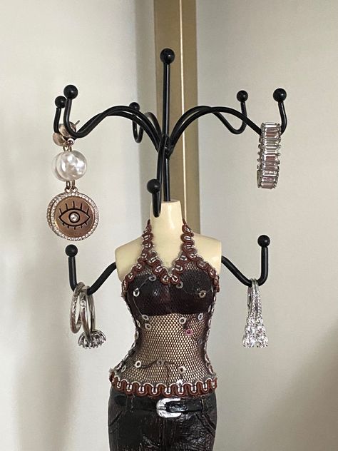 Jewerly Holders Stand, Cool Jewelry Holder, Jewellery Stand Aesthetic, Mannequin Jewelry Holder, Necklace Holder Aesthetic, Bracelet Holder Ideas, Jewelry Holder Aesthetic, Aesthetic Jewelry Holder, Jewlery Storage