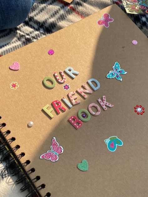 School Memories Scrapbook, Friends Journal, Friend Scrapbook, Bulletin Journal Ideas, Memory Journal, Friend Activities, Diy Journal Books, Friend Book, Summer Scrapbook