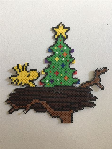 Perler Woodstock Christmas tree nest peanuts snoopy Peanuts Perler Beads, Snoopy Perler Bead Pattern, House Perler Beads, Snoopy Perler Beads, Christmas Perler Bead Patterns, Beaded Snoopy, Snoopy House, Perler Christmas, Woodstock Christmas