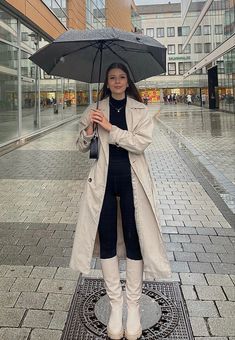 Cold Rainy Day Outfit Nyc, Basic Outfits Rainy Day, Raining Outfit Aesthetic, Cream Rain Coat Outfit, Beige Rain Boots Outfit, White Rain Coat Outfit, Outfit For Rainy Day Fall, Raining Days Outfit, Outfit For Rainy Weather