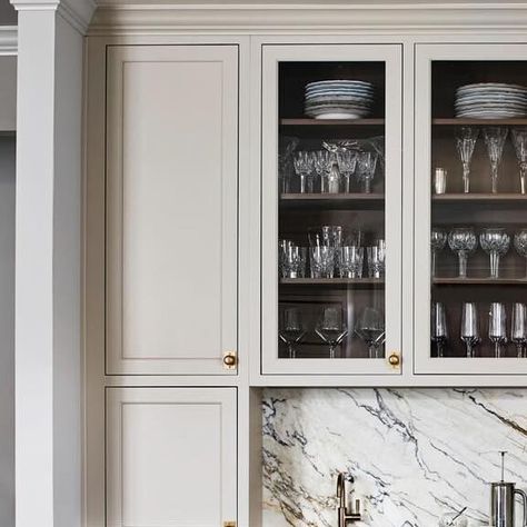 Traditional Home on Instagram: "“Warm Front,” featured in @traditionalhome’s winter issue, showcases a beverage station where stained walnut elegantly appears on shelves and cabinet backs. Designed by kitchen designer @tsmithshiflett and interior designer @elizabethmillerreich, this space exudes charm with its ample attention to detail made visible through glass-front cabinets. Written by Jody Garlock 📷 by Zain Goldberg" Glass Cabinet Kitchen, Jean Stoffer Design Coffee Bar, Antique Glass Front Cabinet, Transitional Built In Bar With Glass Front Upper Cabinets, Sandy Kitchen, Fluted Glass Shaker Wall Cabinet, Antique Bar Hutch Serpentine Cabinet, Open Kitchen Cabinets, Walnut Cabinet