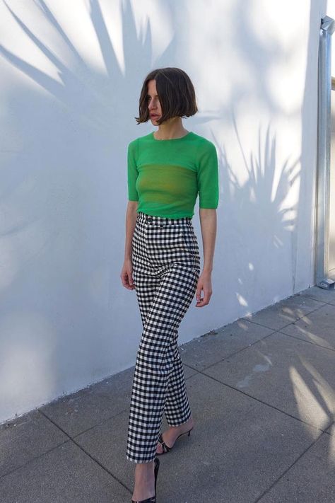 d82118376df344b0010f53909b961db3 Gingham Trend, Gingham Pants, Trouser Outfit, Checkered Pants, Look Retro, Looks Street Style, Oversized Pullover, Mode Inspo, Green Shirt