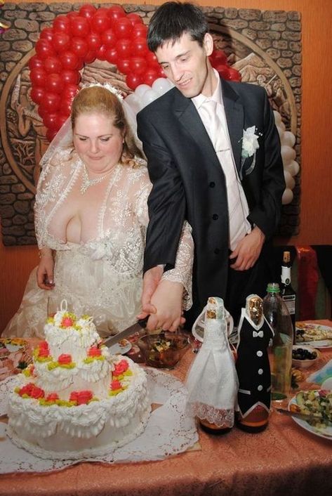 19 Of The Most Bizarre Wedding Dresses Ever Worn Wedding Cake Fails, Worst Wedding Dress, Wedding Fail, Summer Wedding Outfits, Summer Dresses For Wedding Guest, In Front Of House, Wedding Guest Outfit Summer, Front Of House, Plastic Jewelry