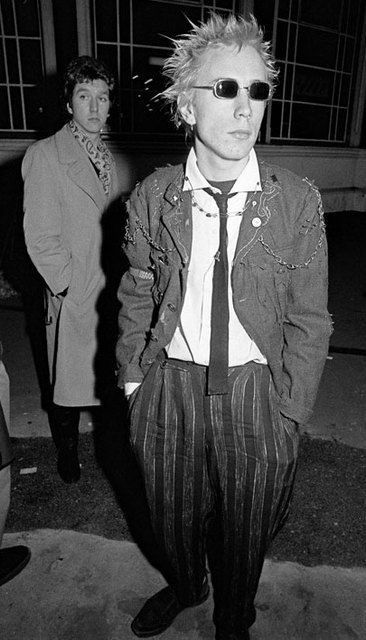 John Lydon. Always one of the most intelligent and innovative figures of the the punk movement. Jonny Rotten, Post Punk Fashion, 80s Punk Fashion, Punk Prom, Punks 70s, 80’s Punk, Best Stroller, Punk 80s, Chica Punk