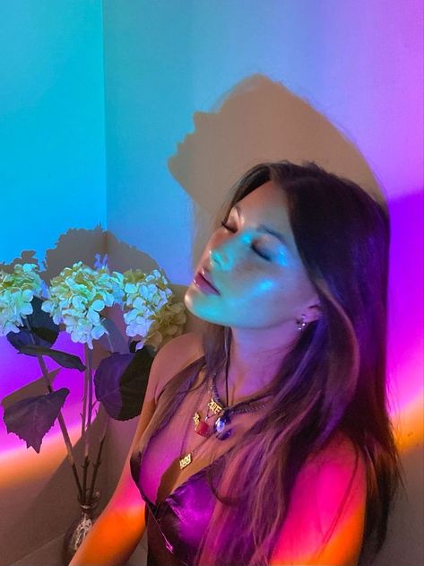 Euphoria Aesthetic Photoshoot Ideas, Sunset Lamp Purple, Projector Photoshoot Ideas At Home, Rainbow Lamp Photoshoot, Glam Photoshoot Poses, Euphoria Poses Ideas, Euphoria Portrait Photography, Mood Lighting Photoshoot, Sunset Projector Photoshoot