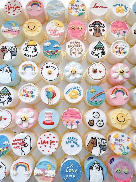 Banh Kem Mini, Birthday Cupcakes 30th, Minicakes Design, Bento Cake Cute, Tiny Cakes Ideas, Mini Bento Cake, Mini Cakes Ideas, Lunch Box Cakes, Lunch Box Cake