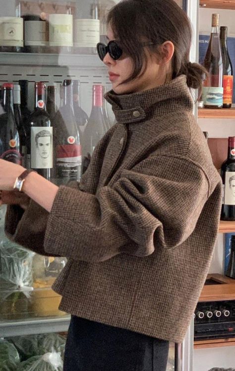 Elegant Jacket, Design Moda, Brown Fall, Clothes Sewing, Wardrobe Tips, Outfits Chic, Nice Style, Clothes Outfits, Classic Chic