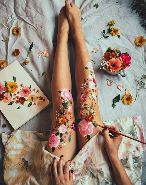 숲 사진, Creative Self Portraits, Leg Painting, Leg Art, Artsy Photography, Flower Photoshoot, Creative Portrait Photography, Artist Aesthetic, Foto Poses