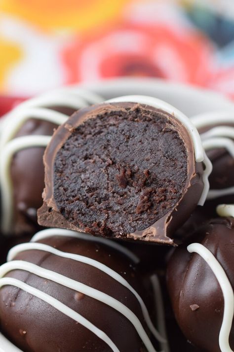 Chocolate Cake Mix Desserts, Chocolate Cake Truffles, Cake Truffles Recipe, Chocolate Cake Pops Recipe, Cookie Truffles, Cake Ball Recipes, Cream Cheese Ball, Truffle Cookies, Homemade Truffles