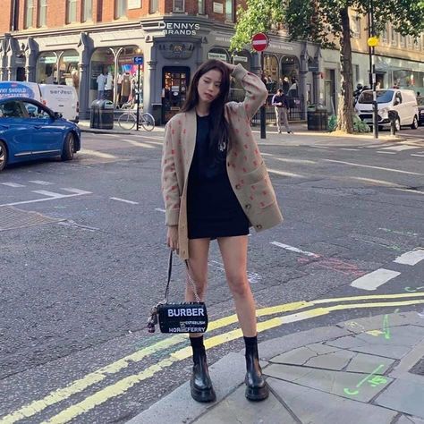 Jisoo blackpink outfit Blackpink Jisoo Fashion, Chelsea Boot Outfits Women, Jisoo Outfit, Jisoo Fashion, Chelsea Boots Outfit, Black Boots Outfit, Outfit Korean Style, Outfit Korean, London Outfit