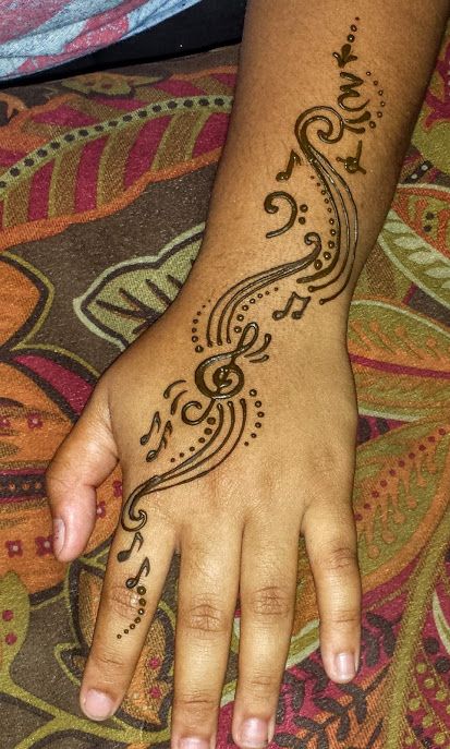 musical henna Henna Music Designs, Music Mehendi Designs, Music Henna Designs, Henna Heart Designs, Y2k Henna, Star Henna Designs, Henna Vines, Arm Henna, Henna Practice