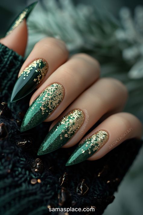 30+ Emerald Green Winter Nails Art ideas and Designs Green Xmas Nails Designs, Green And Gold Winter Nails, Green And Gold Sparkle Nails, Green And Gold Nails Christmas, Gold Nails For Christmas, Emerald Christmas Nails, Emerald Green Glitter Nails, Dark Green Stiletto Nails, Winter Long Nails