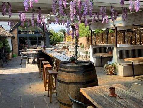 Pub Garden Aesthetic, Pub Garden Ideas, Beer Garden Design, Cosy Pub, Beer Garden Ideas, Outdoor Pub, Pub Ideas, Pub Garden, Country Pub