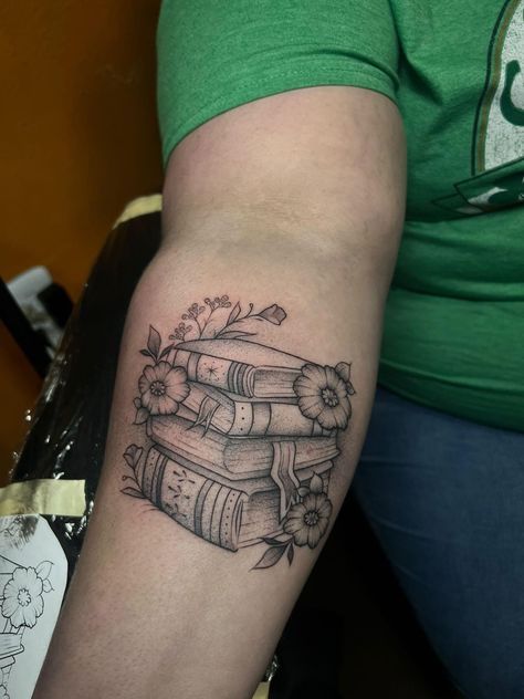 Cheyenne Tattoo, Bookworm Tattoo, Writer Tattoo, Bookish Tattoos, Literary Tattoos, Mommy Tattoos, Floral Tattoo Sleeve, Sketch Tattoo Design, Book Tattoo