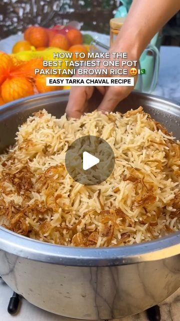 LONDON FOODEE | Halal Food on Instagram: "HOW TO MAKE THE BEST EASIEST PAKISTANI BROWN RICE RECIPE 😍🇵🇰😍🇵🇰 For everyone who wants to step up their boiled rice game I have this super easy game changing recipe to share with you. People always assume that Pilau Rice is hard to make but it is not! Commonly called Pilau Rice at restaurants which isn’t technically actually correct. In Pakistani households this dish is commonly called ‘Tarke Vale Chaval’, which roughly translates to ‘Tempered Rice’. A lot of people add spices or cumin seeds to this dish, which is definitely not necessary, every household and area has their own version of this dish. The perfect rice formula is as follows: 1 cup rice: 1.5 cups water: 1 tsp salt INGREDIENTS: - 2 cups of basmati rice - 3 cups water - 1 small oni Pakistani Rice Recipes, Pakistani Rice, Pilau Rice, Pakistan Food, Brown Rice Recipe, Boiled Rice, Perfect Rice, Brown Rice Recipes, Halal Food