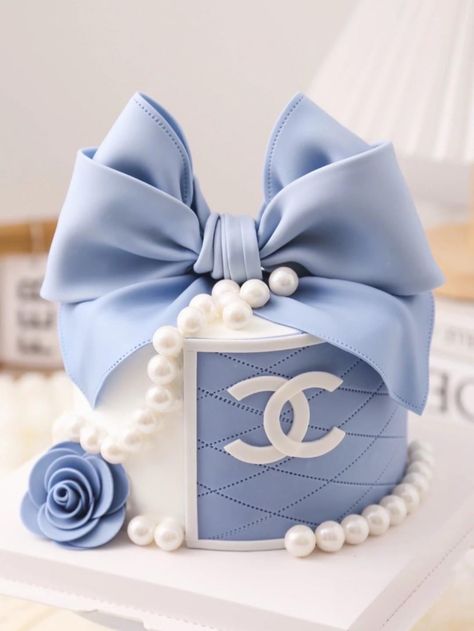 Dior Cake Ideas, Dior Cake Ideas Birthday, Channel Birthday Cake, Cake Chanel, Birthday Cake Chanel, Chanel Birthday Cake, 23 Birthday Cake, Louis Vuitton Cake, Chanel Cake