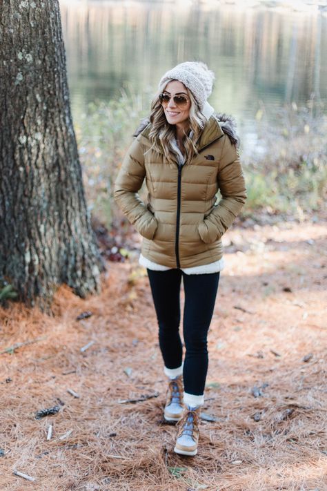 How to Layer Outerwear for Fall and Winter - Lauren McBride Outdoor Winter Outfit, Outdoorsy Outfit, Alaska Outfits, Dog Walking Outfit, Fall Hiking Outfits, Cute Hiking Outfit, Look Legging, Hiking Outfit Fall, Mountain Outfit