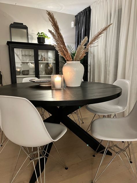 Sleek dining tables can be hard to find, if you don't look at Sweef's selection of course. We got plentyyyyy! Just check out @Inredningsfilippa⁠ gorgeous round table that you can extend when you have guests over. ⁠ Dining table: Örnen⁠ Color: Black Diameter: 140cm Measurement when extended: 201,5cm #sweef #inredning #interior #heminredning #scandinavianinterior #livingroom #drömsoffa #soffa #sofa #couch #decoration #interiordesign #hometok Round Dining Table Centerpiece, Dining Room Ideas Apartment, Couch Decoration, Black Dining Room Table, Dining Area Decor, Dining Room Decor Modern, Round Dining Table Modern, Round Dining Room Table, Small Apartment Kitchen