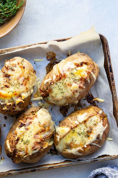 French Onion Baked Potatoes Stuffed Baked Potato Recipes, Stuffed Baked Potato, Potato Calories, Potatoes Stuffed, Stuffed Potatoes, Perfect Baked Potato, Cheese Baked, Baked Potato Recipes, Potato Vegetable