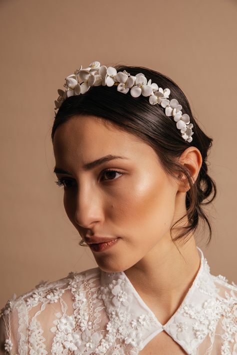 Bridal Hair Ideas, Romantic Hair, Crown Handmade, Wedding Bun, Floral Crown Wedding, Flowers Crown, Metal Crown, Romantic Hairstyles, Bride Headpiece