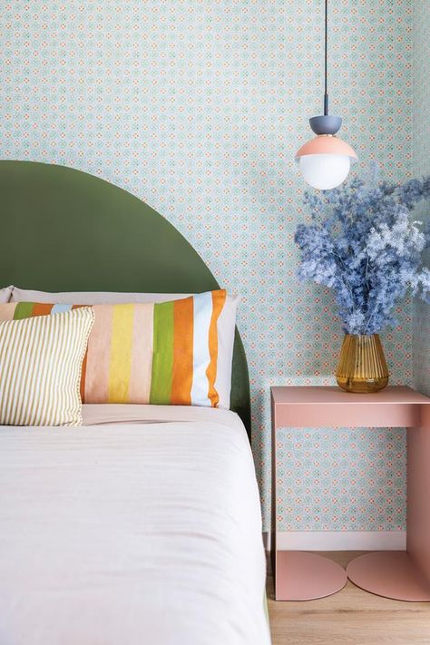 A Palm Springs palette, bold pattern and textured layers have allowed Gemma Peanut to transform this coastal home into vibrant getaway accommodation, Yo Caba Caba. Palm Springs Bedroom, Palm Springs Interior Design, Palm Springs Interior, Palm Spring, Studio Table, White Lotus, Spring Inspiration, Desert Rose, Lounge Room