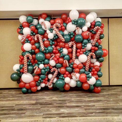 Christmas Balloon Wall, Balloon Decoration Ideas, Balloon Arrangement, Floral Christmas Tree, Christmas Balloon Decorations, Deco Ballon, Holiday Balloons, Corporate Holiday Party, Christmas Decorations Centerpiece