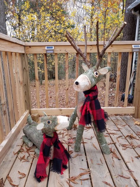 Log Reindeer For Yard, Diy Wooden Reindeer Yard Art, Log Deer Reindeer, Pine Logs Projects, Deer Made From Logs, Log Reindeer Diy How To Make, Christmas Logs Decorations, Birch Reindeer, Log Reindeer