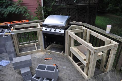 Having a yard is something that you should definitely take advantage of, and if you’re the kind of person that likes to spend as much time outdoors as possible, installing an outdoor kitchen is something you should totally consider. Whether you decide to build it yourself or want to hire a contractor to do the... The post DIY Outdoor Kitchen Frame Ideas – How To Build A Patio BBQ Area appeared first on Home Decorating Trends - Homedit. Ideas Para Decorar Jardines, Bar En Plein Air, Outdoor Kitchen Countertops, Outdoor Kitchen Cabinets, Bar Exterior, Outdoor Kitchen Bars, Build Outdoor Kitchen, Outdoor Kitchen Appliances, Backyard Grilling