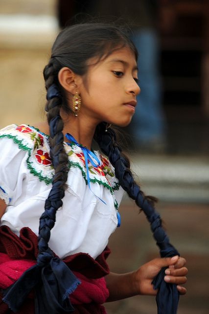 Confite in Teotitlan del Valle, México | Flickr Traditional Mexican Hairstyles Braids, Mexico People, Mexican Hairstyles, Mexican People, Mexico Fashion, Unmarried Women, Eyeshadow For Blue Eyes, Mexico Culture, Mexican Women