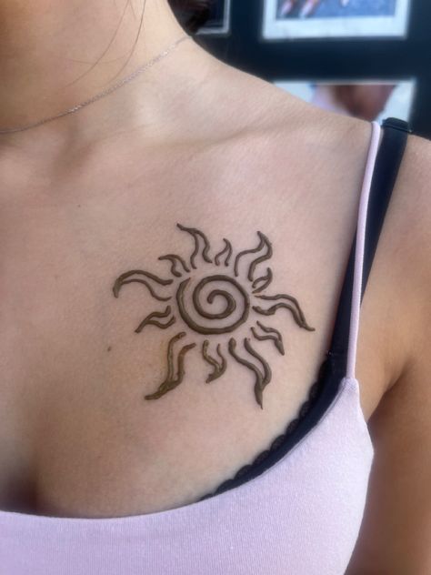 Shoulder Henna Designs, Beach Henna, Sun Henna, Shoulder Henna, Hanna Tattoo, Summer Henna, Summer Tattoos, Small Henna Tattoos, Small Henna Designs