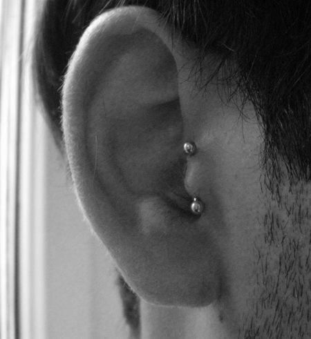 Vertical Tragus Tragus Vertical, Vertical Tragus Piercing, Braces Colors, Anti Tragus, Cool Piercings, Tragus Piercing, Piercing Ideas, Oh My Love, Tragus Piercings