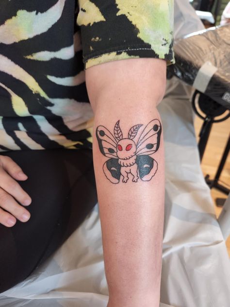 Cartoon Moth Tattoo, Cute Mothman Tattoo, Mothman Tattoo Simple, Moth Man Tattoo, Cryptid Tattoos, Cryptid Tattoo, Mothman Tattoo, Apprentice Tattoos, Natural Tattoos