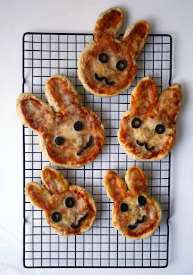 Try making these bunny-shaped pizzas for dinner tonight! You can even get creative with other shapes, too! Bunny Pizza, Cute Food Ideas, Week Before Easter, Animal Shaped Foods, Creative Pizza, Easter Party Food, Pizza Lunch, Pasta Per Pizza, Pizza Shapes