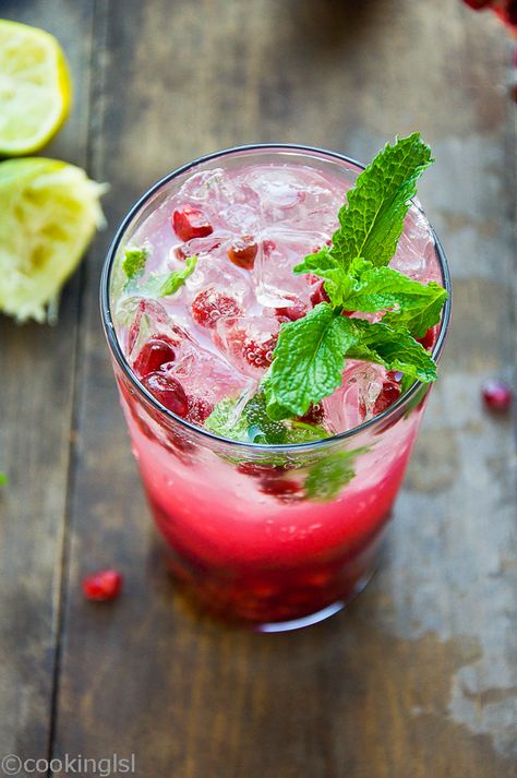 Pomegranate Mojito Cocktail Antioxidants #mojito #pomegranate #lime #nye Resep Mojito, Mocktail Mojito, Pomegranate Mojito, Mint Margarita, Mojito Recept, Mojito Mocktail, Fresh Fruit Recipes, Mojito Cocktail, Mojito Recipe