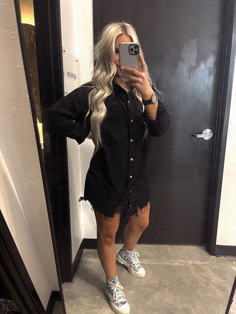 Cute Cosmetologist Outfits All Black, Hairstylist Wardrobe Style, Stylist Black Outfits, Hair Stylist Outfit Black, Black Hair Stylist Outfits, Hair Salon Work Outfits, Hair Dresser Outfits Stylists, Summer Outfits Hairstylist, Hair School Outfits All Black